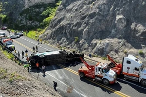 Hiện trường vụ va chạm giữa xe buýt và xe tải ở bang Pueble, miền trung Mexico hồi tháng Tám năm ngoái. (Ảnh: Reuters/TTXVN)