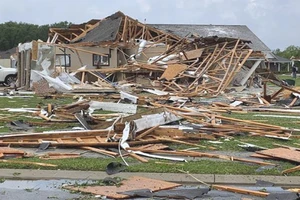 Hiện trường đổ nát sau lốc xoáy ở thành phố Monroe, bang Louisiana (Mỹ). (Ảnh minh họa: AFP/TTXVN)