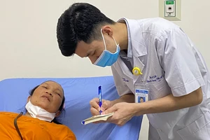 Thăm khám bệnh nhân tại Bệnh viện Hữu nghị Lạc Việt.