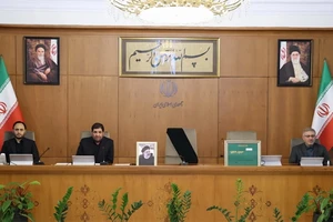 Tổng thống lâm thời Iran Mohammad Mokhber (thứ 2, trái) chủ trì cuộc họp nội các khẩn tại thủ đô Tehran, sau khi cơ quan chức năng xác nhận Tổng thống Ebrahim Raisi và Ngoại trưởng Hossein Amir-Abdollahian tử nạn trong vụ rơi trực thăng ở tỉnh Đông Azerbaijan, ngày 20/5/2024. (Ảnh: AFP/TTXVN)