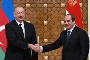 Tổng thống Ai Cập Abdel-Fattah El-Sisi (phải) và người đồng cấp Azerbaijan Ilham Aliyev. (Nguồn: aze)