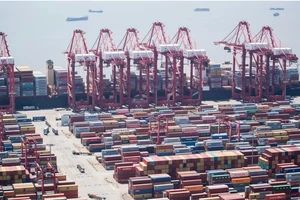 Cảng hàng hóa ở Thượng Hải, Trung Quốc. (Ảnh: AFP/TTXVN)