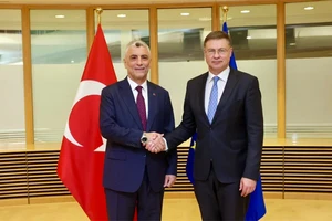 Phó Chủ tịch Điều hành Ủy ban châu Âu (EC) kiêm Ủy viên Thương mại Valdis Dombrovskis và Bộ trưởng Thương mại Thổ Nhĩ Kỳ Ömer Bolat. (Nguồn: X)