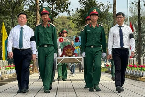 Đồng chí Nguyễn Trọng Nghĩa và đồng chí Nguyễn Thành Tâm di quách hài cốt các liệt sĩ an táng tại Nghĩa trang Liệt sĩ Đồi 82 (Tây Ninh).