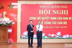 Phó Trưởng Ban Tổ chức Trung ương Hoàng Đăng Quang trao Quyết định của Ban Bí thư cho đồng chí Nguyễn Hoàng Giang.