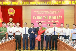 Lãnh đạo tỉnh Vĩnh Phúc chúc mừng đồng chí Trần Duy Đông.