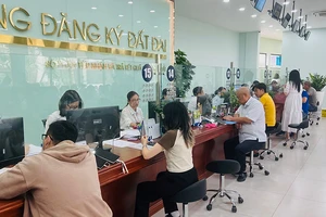 Người dân nộp hồ sơ nhà, đất tại Văn phòng đăng ký đất đai Thành phố Hồ Chí Minh.