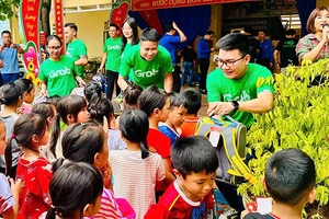 Grab Việt Nam phối hợp Trung ương Đoàn TNCS Hồ Chí Minh và Đoàn TNCS Hồ Chí Minh tỉnh Lào Cai mang đến các phần quà cho học sinh vùng bão lũ.