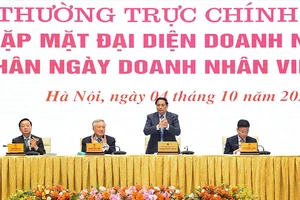 Thủ tướng Phạm Minh Chính chủ trì buổi gặp mặt của Thường trực Chính phủ với đại diện doanh nghiệp nhân Ngày Doanh nhân Việt Nam. (Ảnh: TRẦN HẢI)