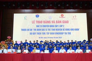 Ký kết bàn giao các bác sĩ trẻ về công tác tại các huyện khó khăn.