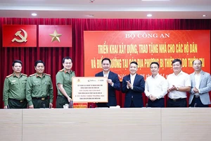 Đại diện Tập đoàn T&T Group và Ngân hàng SHB trao tặng ủng hộ lực lượng CAND xây nhà cho các hộ dân và điểm trường ở các địa phương bị thiệt hại bởi thiên tai.