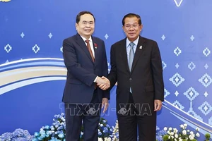 Chủ tịch Đảng Nhân dân Campuchia, Chủ tịch Thượng viện Campuchia Samdech Techo Hun Sen đón Chủ tịch Quốc hội Trần Thanh Mẫn dự Hội nghị. (Ảnh: TTXVN)