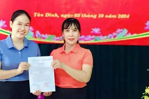 Lễ kết nạp đảng viên mới ở Chi bộ Trường tiểu học Tân Dĩnh.