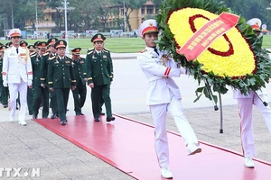 Quân ủy Trung ương, Bộ Quốc phòng đặt vòng hoa và vào Lăng viếng Chủ tịch Hồ Chí Minh. (Ảnh: TTXVN)