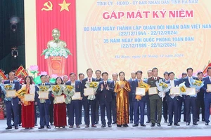 Các đồng chí Thường trực Tỉnh ủy trao tặng Kỷ niệm chương “Vì sự nghiệp xây dựng Quân đội nhân dân Việt Nam” cho các cá nhân tiêu biểu.