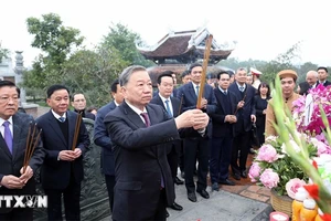 Tổng Bí thư Tô Lâm và đoàn công tác dâng hoa, dâng hương tại Đền Chung Sơn - Đền thờ gia tiên Bác Hồ. (Ảnh: Thống Nhất/TTXVN)