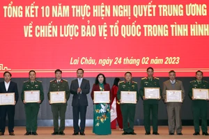 Tỉnh Lai Châu tặng Bằng khen cho các cá nhân có thành tích xuất sắc trong 10 năm thực hiện Nghị quyết Trung ương 8 khóa XI .