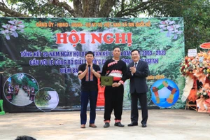 Trao chứng nhận giải thưởng du lịch cộng đồng ASEAN cho đại diện bản Sin Suối Hồ.