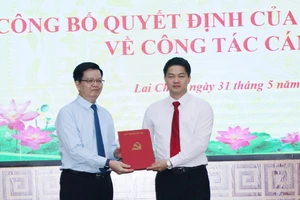 Phó Trưởng Ban Thường trực Ban Tổ chức Trung ương Mai Văn Chính trao quyết định của Bộ Chính trị cho đồng chí Vũ Mạnh Hà.
