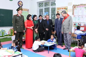Bộ trưởng, Đại tướng Tô Lâm thăm không gian học tập của học sinh Trường Phổ thông dân tộc bán trú Tiểu học Pa Tần.