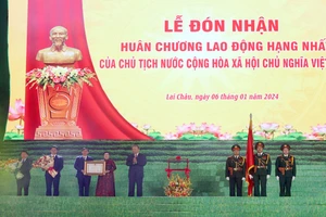 Thay mặt lãnh đạo Đảng, Nhà nước, Đại tướng Tô Lâm, Ủy viên Bộ Chính trị, Bộ trưởng Công an trao Huân chương Lao động hạng Nhất tặng Đảng bộ, chính quyền và nhân dân các dân tộc Lai Châu.