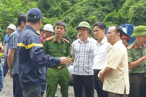 Lãnh đạo tỉnh Lai Châu, lực lượng cứu hộ bàn phương án cứu nạn tại hiện trường nơi xảy ra vụ việc.