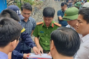 Lãnh đạo tỉnh Lai Châu và lực lượng cứu hộ bàn phương án cứu nạn các nạn nhân.