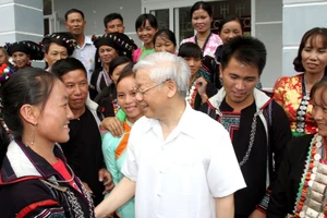Tổng Bí thư Nguyễn Phú Trọng trò chuyện với bà con xã Bản Bo, huyện Tam Đường trong chuyến thăm và làm việc vào trung tuần tháng 7/2016.