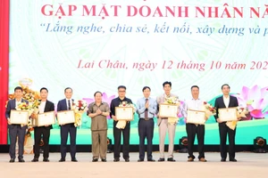 Lãnh đạo tỉnh Lai Châu tặng Bằng khen cho các doanh nghiệp, doanh nhân có nhiều đóng góp cho sự phát triển của Lai Châu.