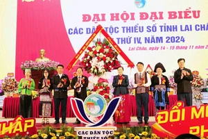 Lãnh đạo tỉnh Lai Châu tặng hoa chúc mừng đại hội.