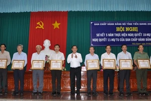 Đồng chí Nguyễn Văn Vĩnh, Chủ tịch Ủy ban nhân dân tỉnh Tiền Giang trao Bằng khen cho các tập thể thực hiện tốt Nghị quyết 11.