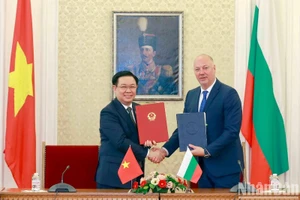Chủ tịch Quốc hội Vương Đình Huệ và Chủ tịch Quốc hội Bulgaria Rosen Dimitrov Zhelyazkov ký Thỏa thuận hợp tác giữa hai Quốc hội.