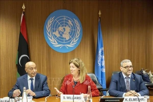 Chủ tịch Quốc hội ở miền đông Libya Aguila Saleh (trái), Cố vấn đặc biệt của Liên hợp quốc về Libya Stephanie Williams và Chủ tịch Hội đồng Cấp cao Nhà nước Libya Khaled Al-Mishri tại cuộc họp ở Geneva, Thụy Sĩ. (Ảnh tư liệu: AFP/TTXVN)