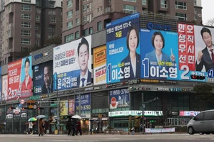 Áp phích về các ứng cử viên tham gia cuộc tổng tuyển cử được trưng bày trên một tòa nhà ở Uiwang, tỉnh Kyunggi, ngày 19/2. Ảnh: Yonhap