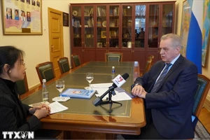 Chủ tịch Ủy ban đối ngoại thành phố Saint Petersburg trả lời phỏng vấn phóng viên TTXVN. (Ảnh: TTXVN)