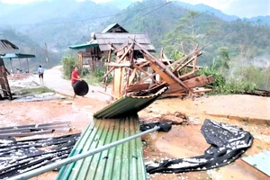 Lốc xoáy kèm theo mưa đá hồi tháng 4 khiến hơn 50 ngôi nhà của người dân huyện Kỳ Sơn bị hư hỏng nặng. (Ảnh: CTV)