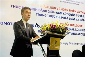Ông Julien Guerrier, Đại sứ, Trưởng Phái đoàn Liên minh châu Âu (EU) tại Việt Nam phát biểu tại Phiên thảo luận. Ảnh: Việt Đức/TTXVN