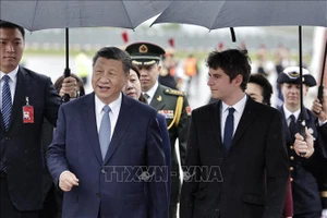 Thủ tướng Pháp Gabriel Attal (phải) đón Chủ tịch Trung Quốc Tập Cận Bình (trái, phía trước) tại sân bay Orly, thủ đô Paris, ngày 5/5. Ảnh: AFP/TTXVN