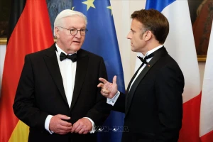 Tổng thống Pháp Emmanuel Macron (phải) và người đồng cấp Đức Frank-Walter Steinmeier tại cuộc gặp ở Berlin ngày 26/5/2024. Ảnh: AFP/TTXVN