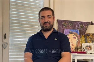 Nhà văn, nhà báo Gastón Fiorda trả lời phỏng vấn phóng viên TTXVN. Ảnh tư liệu: Diệu Hương/TTXVN