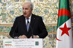 Tổng thống Algeria Abdelmadjid Tebboune phát biểu trong cuộc họp báo ở Algiers ngày 3/3/2024. (Ảnh: THX/TTXVN)