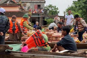 Cứu trợ khẩn cấp bước đầu của Hội Chữ thập đỏ tỉnh Quảng Bình tại huyện Lệ Thủy.