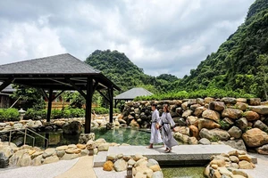 Du khách trải nghiệm tại Khu nghỉ dưỡng suối khoáng nóng Yoko Onsen Quang Hanh (Quảng Ninh).