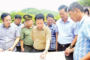 Các đồng chí lãnh đạo tỉnh Hà Giang kiểm tra bản đồ hướng tuyến cao tốc Tuyên Quang-Hà Giang. 