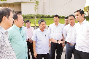 Đồng chí Đồng Văn Thanh (thứ 3 từ trái qua), Phó Bí thư Tỉnh ủy, Chủ tịch UBND tỉnh Hậu Giang kiểm tra tiến độ dự án tại Khu công nghiệp Sông Hậu, huyện Châu Thành.