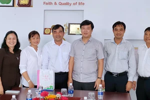 Đồng chí Lê Quốc Phong, Ủy viên Trung ương Đảng, Bí thư tỉnh ủy Đồng Tháp (người đứng thứ ba từ phải sang trái) thăm doanh nghiệp ở huyện Tháp Mười.
