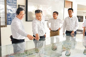 Bộ trưởng Giáo dục và Đào tạo Nguyễn Kim Sơn tham quan mô hình Dự án đầu tư xây dựng cơ sở UPES tại xã Nhơn Đức, huyện Nhà Bè, TP Hồ Chí Minh.