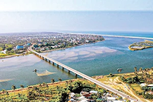 Cầu mới nối đôi bờ Hoài Hương-Hoài Hải-Hoài Mỹ nơi hạ nguồn sông Lại Giang. (Ảnh: NGUYỄN NGỌC TUẤN)