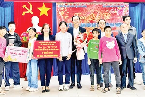 Đoàn công tác trao quà Tết tặng trẻ em tại Làng Nuôi dạy trẻ mồ côi Hoa Phượng, TP Hải Phòng. (Ảnh NGÔ QUANG DŨNG) 