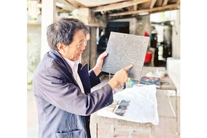 Nghệ nhân Vũ Huy Mến giới thiệu về kỹ thuật làm vóc sơn mài truyền thống.
